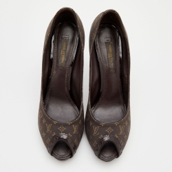 مملوكة مسبقًا Louis Vuitton Brown Patent Leather and Monogram Mini Lin Canvas Peep Toe Pumps Size 37