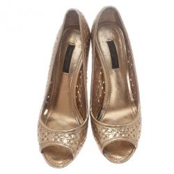 مملوكة مسبقًا Louis Vuitton Gold Stand By Me Peep Toe Wedge Pumps Size 36.5