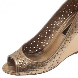 مملوكة مسبقًا Louis Vuitton Gold Stand By Me Peep Toe Wedge Pumps Size 36.5