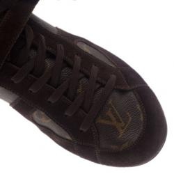 مملوكة مسبقًا حذاء رياضي لوي فيتون نقش مونوجرامي كانفاس جلد سويدي بني مقاس 38