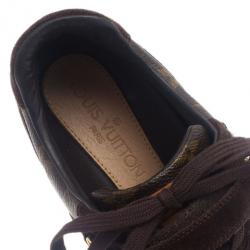 مملوكة مسبقًا حذاء رياضي لوي فيتون نقش مونوجرامي كانفاس جلد سويدي بني مقاس 38