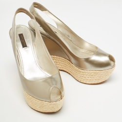 مملوك ة مسبقًا Louis Vuitton Silver Leather Lagoon Wedge Sandals Size 39  