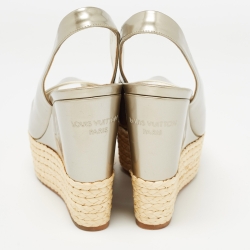 مملوكة مسبقًا Louis Vuitton Silver Leather Lagoon Wedge Sandals Size 39  