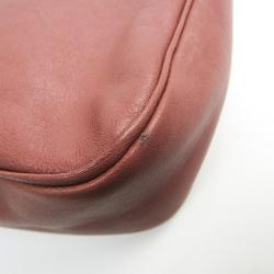 مملوكة مسبقًا  قدمت هذه الحقيبة من لوي فيتون من جلد عجل وردي في خريف/شتاء 2013 ضمن مجموعة إكسسوارات.