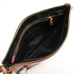 مملوكة مسبقًا  قدمت هذه الحقيبة من لوي فيتون من جلد عجل وردي في خريف/شتاء 2013 ضمن مجموعة إكسسوارات.