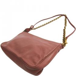 مملوكة مسبقًا  قدمت هذه الحقيبة من لوي فيتون من جلد عجل وردي في خريف/شتاء 2013 ضمن مجموعة إكسسوارات.