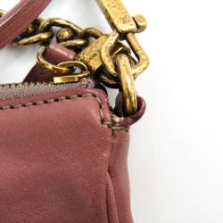 مملوكة مسبقًا  قدمت هذه الحقيبة من لوي فيتون من جلد عجل وردي في خريف/شتاء 2013 ضمن مجموعة إكسسوارات.