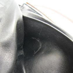 مملوكة مسبقًا  قدمت هذه الحقيبة من لوي فيتون من جلد عجل وردي في خريف/شتاء 2013 ضمن مجموعة إكسسوارات.