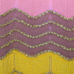 مملوكة مسبقًا توب إم ميزوني تريكو لوريكس نمط شيفرون متعدد الألوان بأكمام قصيرة L