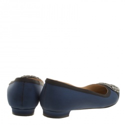 Pre Owned حذاء فلات مانولو بلانيك ساتان أزرق مزخرف كريستال مقدمة مدببة مقاس 38.5