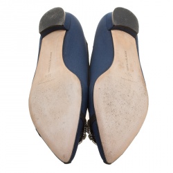 Pre Owned حذاء فلات مانولو بلانيك ساتان أزرق مزخرف كريستال مقدمة مدببة مقاس 38.5