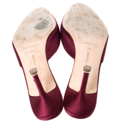 مملوكة مسبقًا صندل سلايد مانولو بلانيك "هانغيسي" بمقدمة مدببة ساتان أحمر مقاس 38