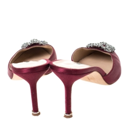 مملوكة مسبقًا صندل سلايد مانولو بلانيك "هانغيسي" بمقدمة مدببة ساتان أحمر مقاس 38