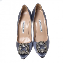 Pre Owned حذاء كعب عالي مانولو بلانيك "هانغيسي" مزخرف بكريستال ساتان رصاصي رمادي ميتاليك  مقاس 37.5