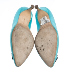 مملوكة مسبقًا Manolo Blahnik Blue Satin Hangisi Crystal Embellished Pumps Size 39.5 