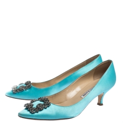 مملوكة مسبقًا Manolo Blahnik Blue Satin Hangisi Crystal Embellished Pumps Size 39.5 