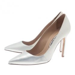 مملوكة مسبقًا Manolo Blahnik Two Tone Pointed Toe Pumps Size 37