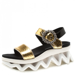 مملوكة مسبقًا Marc by Marc Jacobs Metallic Gold Embossed Snakeskin Leather Ninja Wave Platform Sandals Size 35