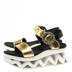 مملوكة مسبقًا Marc by Marc Jacobs Metallic Gold Embossed Snakeskin Leather Ninja Wave Platform Sandals Size 35