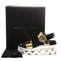 مملوكة مسبقًا Marc by Marc Jacobs Metallic Gold Embossed Snakeskin Leather Ninja Wave Platform Sandals Size 35