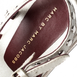 مملوكة مسبقًا Marc by Marc Jacobs Metallic Silver Leather Gena Studded Ankle Strap Flat Sandals Size 36.5