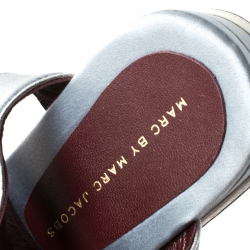 مملوكة مسبقًا صندل مارك باي مارك جاكوبس سيور فلات إبزيم مزخرف كريستال ساتان رمادي مقاس 38.5