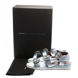 مملوكة مسبقًا صندل مارك باي مارك جاكوبس سيور فلات إبزيم مزخرف كريستال ساتان رمادي مقاس 38.5