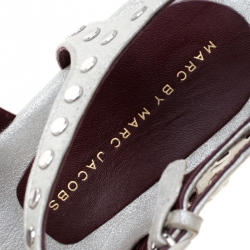 Pre Owned صندل مارك باي مارك جاكوبس فلات سير كاحل مرصع جينا جلد فضي ميتالك مقاس 36.5