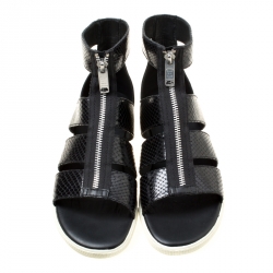 مملوكة مسبقًا صندل مارك باي مارك جاكوبس غلاديتور فلات جلد نقش ثعبان أسود مقاس 38