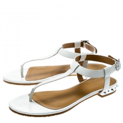 مملوكة مسبقًا Marc by Marc Jacobs White Leather Avrum Studded Thong Sandals Size 36
