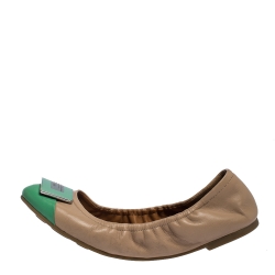 Pre Owned حذاء باليرينا فلات م ارك باي مارك جاكوبس مجعد لوحة معدنية مزينة شعار الماركة جلد بيج و أخضر منت مقاس 37