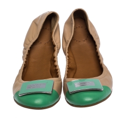 Pre Owned حذاء باليرينا فلات مارك باي مارك جاكوبس مجعد لوحة معدنية مزينة شعار الماركة جلد بيج و أخضر منت مقاس 37