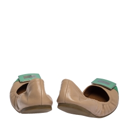 Pre Owned حذاء باليرينا فلات مارك باي مارك جاكوبس مجعد لوحة معدنية مزينة شعار الماركة جلد بيج و أخضر منت مقاس 37