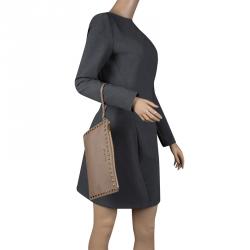 مملوكة مسبقًا Michael Kors Beige Leather Studded Clutch