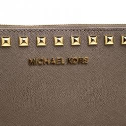 مملوكة مسبقًا Michael Kors Beige Leather Studded Clutch