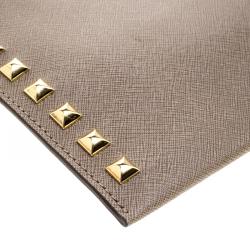 مملوكة مسبقًا Michael Kors Beige Leather Studded Clutch