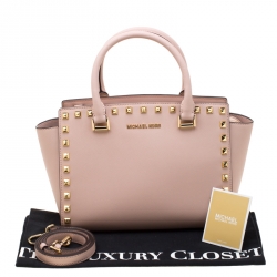 مملوكة مسبقًا حقيبة يد مايكل كورس مرصعة سلما جلد وردية فاتحة