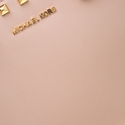 مملوكة مسبقًا حقيبة يد مايكل كورس مرصعة سلما جلد وردية فاتحة