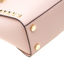 مملوكة مسبقًا حقيبة يد مايكل كورس مرصعة سلما جلد وردية فاتحة