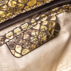 مملوكة مسبقًا حقيبة كتف مايكل كورس سويدي نقشة الثعبان ذهبي ميتاليك