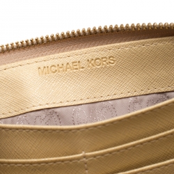 مملوكة مسبقًا Michael Kors Gold Patent Leather Jet Set Zip Around Wallet