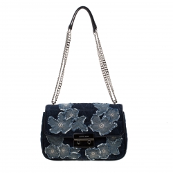 مملوكة مسبقًا حقيبة كتف مايكل كورس سلوان دنيم زهور زرقاء 