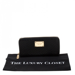 مملوكة مسبقًا محفظة مايكل كورس جلد نقشة التمساح أسود بسحاب محيط