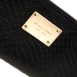 مملوكة مسبقًا محفظة مايكل كورس جلد نقشة التمساح أسود بسحاب محيط