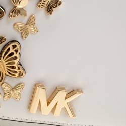 مملوكة مسبقًا حقيبة كتف مايكل مايكل كورس سلسلة موت باترفلاي جلد بيضاء