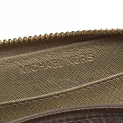 مملوكة مسبقًا محفظة مايكل كورس جلد مونوغرومي ذهبي لامع جيت سيت بسحاب محيط
