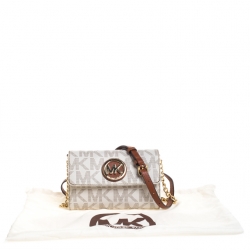 مملوكة مسبقًا حقيبة كروس مايكل كورس فولتون كانفاس أبيض بالشعار