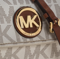 مملوكة مسبقًا حقيبة كروس مايكل كورس فولتون كانفاس أبيض بالشعار