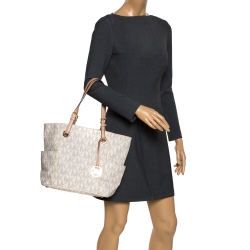 مملوكة مسبقًا حقيبة مايكل مايكل كورس جيت سيت إيست ويست كانفاس بالشعار أبيض/بيج وجلد