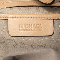 مملوكة مسبقًا حقيبة مايكل مايكل كورس جيت سيت إيست ويست كانفاس بالشعار أبيض/بيج وجلد